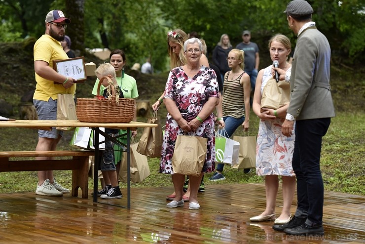 Plaši apmeklētajā Zaubes savvaļas kulinārajā festivālā bija meklējamas teju visas Latvijas garšas Plaši apmeklētajā Zaubes savvaļas kulinārajā festivālā bija meklējamas teju visas Latvijas garšas 228936