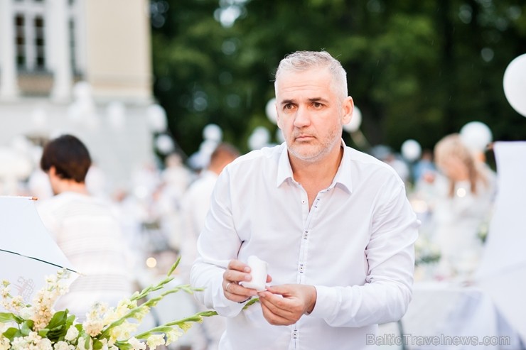 Mežotnes pils parkā ap 500 viesu pulcējas baltajā piknikā 230626