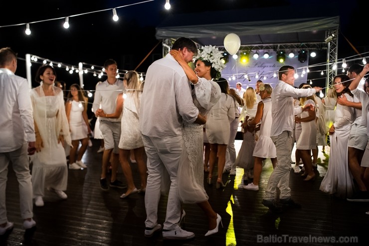 Mežotnes pils parkā ap 500 viesu pulcējas baltajā piknikā 230655