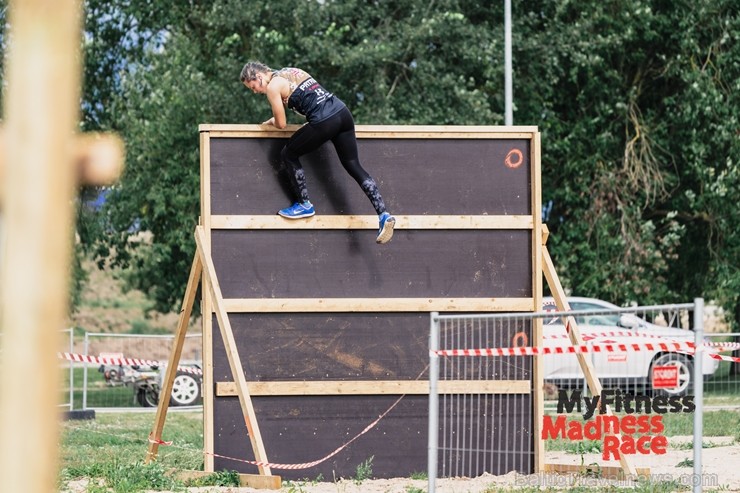 Lucavsalā aizvadīts pirmais MyFitness Madness Race škēršļu skrējiens 230815