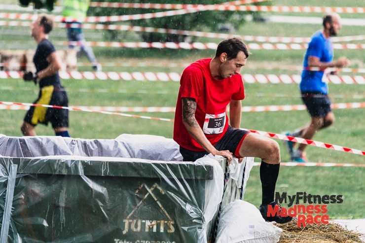 Lucavsalā aizvadīts pirmais MyFitness Madness Race škēršļu skrējiens 230817