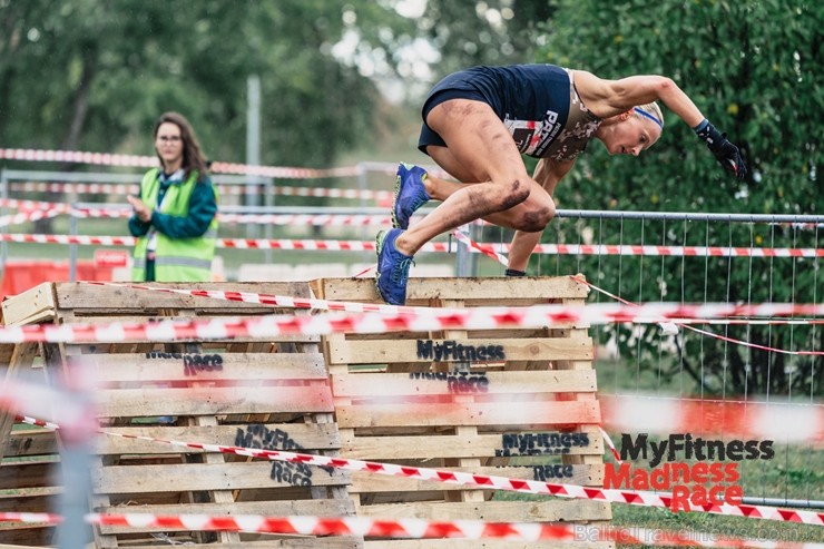 Lucavsalā aizvadīts pirmais MyFitness Madness Race škēršļu skrējiens 230821