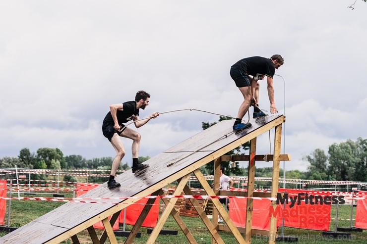 Lucavsalā aizvadīts pirmais MyFitness Madness Race škēršļu skrējiens 230823