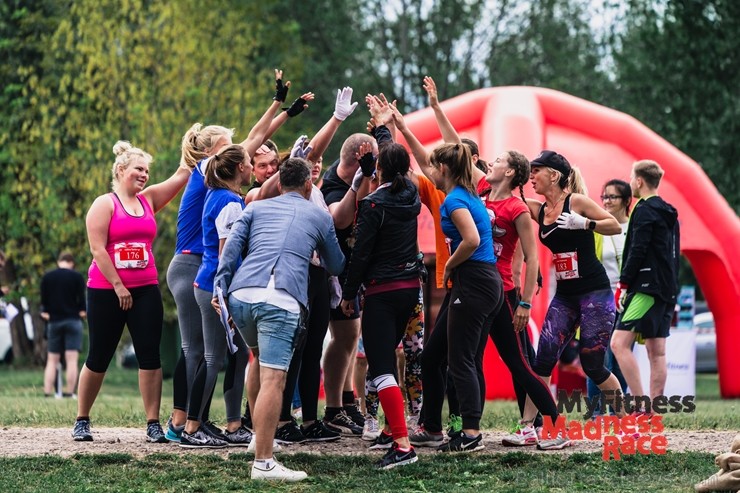 Lucavsalā aizvadīts pirmais MyFitness Madness Race škēršļu skrējiens 230828