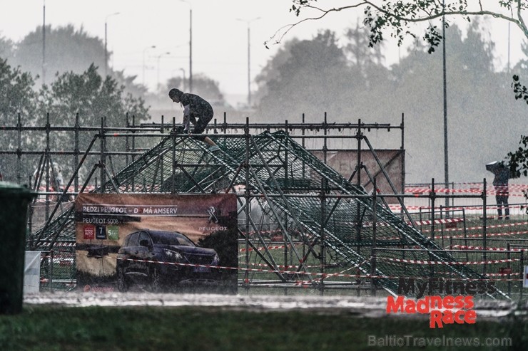 Lucavsalā aizvadīts pirmais MyFitness Madness Race škēršļu skrējiens 230829