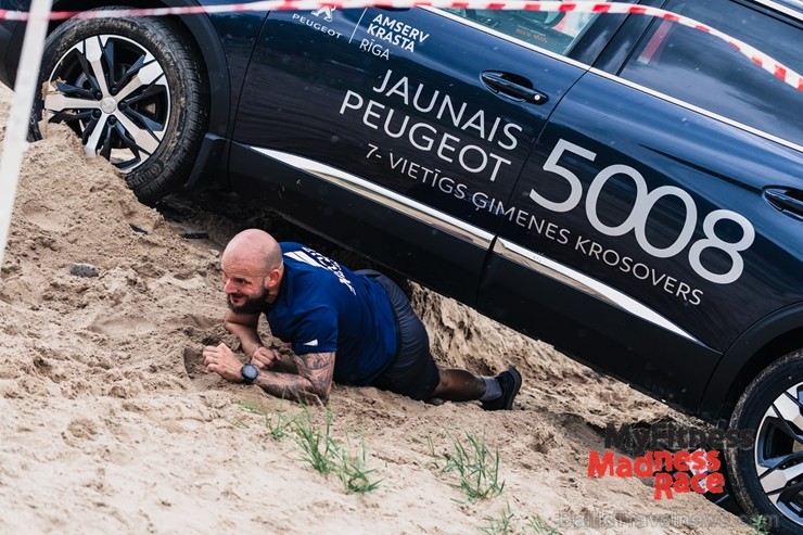 Lucavsalā aizvadīts pirmais MyFitness Madness Race škēršļu skrējiens 230830