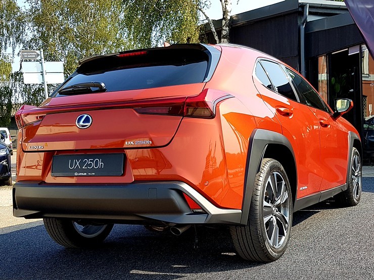 Travelnews.lv iepazīst jauno «Lexus UX250h» brokastīs 231905