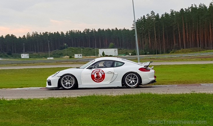 Travelnews.lv 5.09.2018 dodas sacīkšu trasē 333 ar īstu sporta vāģi «Porsche Cayman GT4». Atbalsta: Amber Beverage Group 232758