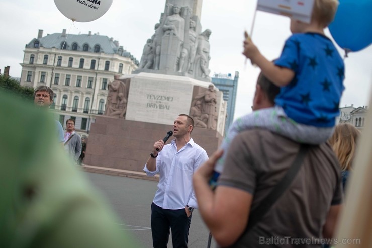 Rīgā notiek Tēva dienai veltīts gājiens 233148
