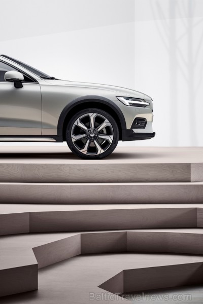 Jaunais Volvo V60 Cross Country ļauj zviedru ģimenes universālim doties bezceļos 233990