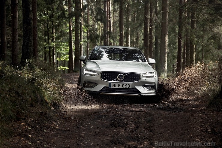 Jaunais Volvo V60 Cross Country ļauj zviedru ģimenes universālim doties bezceļos 233995