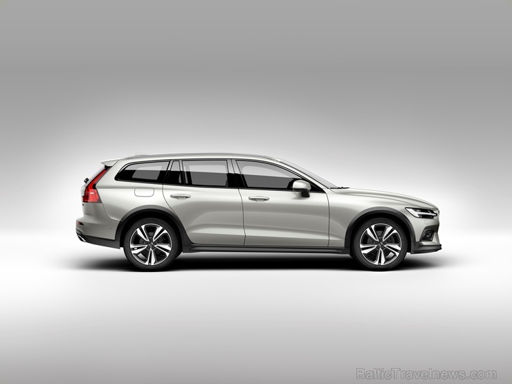 Jaunais Volvo V60 Cross Country ļauj zviedru ģimenes universālim doties bezceļos 234008