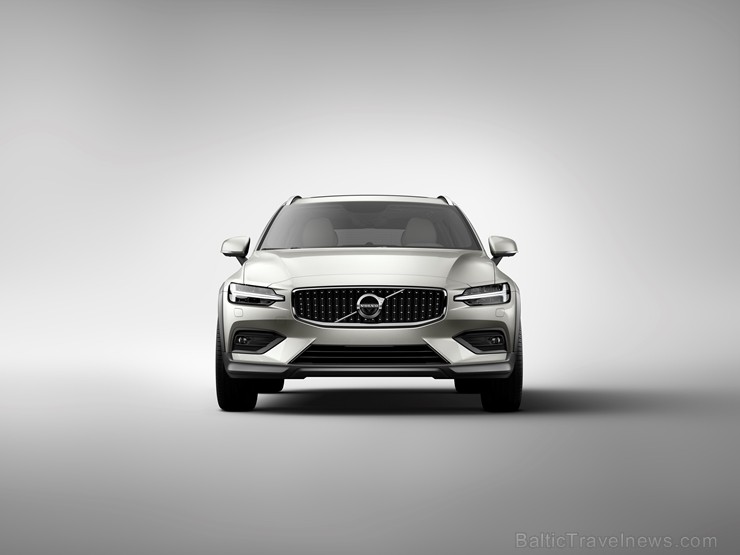 Jaunais Volvo V60 Cross Country ļauj zviedru ģimenes universālim doties bezceļos 234010