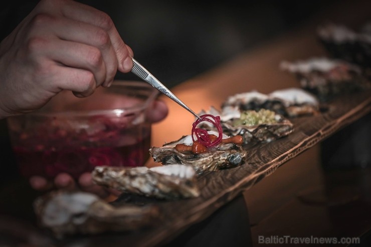 Restorāns «Petrus» aicina uz gardāko austeru degustāciju 11.oktobrī, kur būs iespējams baudīt 10 svaigas austeres ar dažādiem pildījumiem Restorāns «Petrus» aicina uz gardāko austeru degustāciju 11.oktobrī, kur būs iespējams baudīt 10 svaigas austeres ar dažādiem pildījumiem 234331
