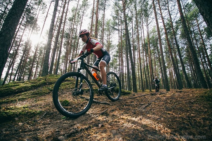 Velobraucēji Jūrmalā krāšņi noslēdz kalnu riteņbraukšanas sezonu. Foto: Lauris Galsons, Rihards Rudzis, Madara Ermansone Velobraucēji Jūrmalā krāšņi noslēdz kalnu riteņbraukšanas sezonu. Foto: Lauris Galsons, Rihards Rudzis, Madara Ermansone 234498