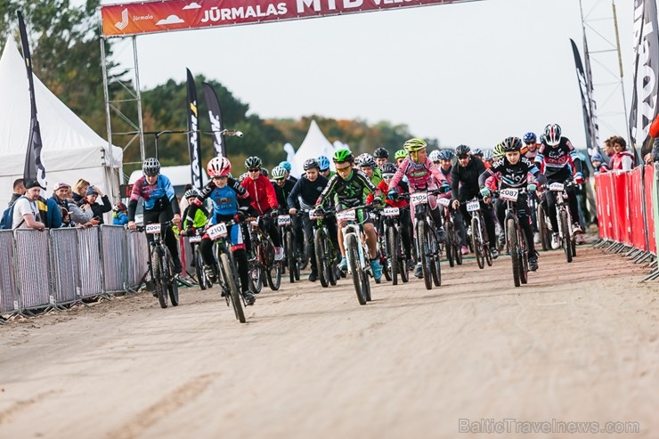 Velobraucēji Jūrmalā krāšņi noslēdz kalnu riteņbraukšanas sezonu. Foto: Lauris Galsons, Rihards Rudzis, Madara Ermansone Velobraucēji Jūrmalā krāšņi noslēdz kalnu riteņbraukšanas sezonu. Foto: Lauris Galsons, Rihards Rudzis, Madara Ermansone 234507
