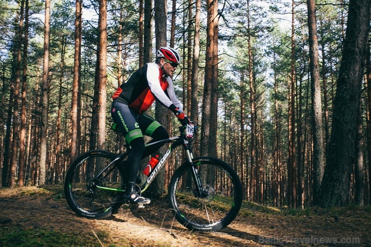 Velobraucēji Jūrmalā krāšņi noslēdz kalnu riteņbraukšanas sezonu. Foto: Lauris Galsons, Rihards Rudzis, Madara Ermansone Velobraucēji Jūrmalā krāšņi noslēdz kalnu riteņbraukšanas sezonu. Foto: Lauris Galsons, Rihards Rudzis, Madara Ermansone 234508