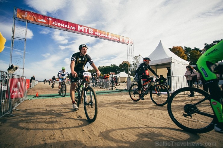 Velobraucēji Jūrmalā krāšņi noslēdz kalnu riteņbraukšanas sezonu. Foto: Lauris Galsons, Rihards Rudzis, Madara Ermansone Velobraucēji Jūrmalā krāšņi noslēdz kalnu riteņbraukšanas sezonu. Foto: Lauris Galsons, Rihards Rudzis, Madara Ermansone 234509