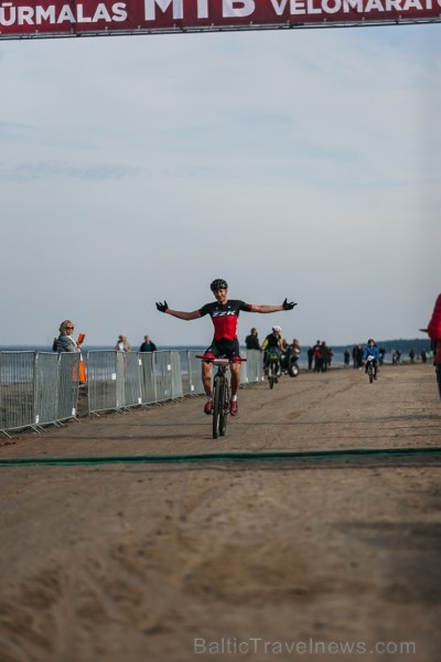 Velobraucēji Jūrmalā krāšņi noslēdz kalnu riteņbraukšanas sezonu. Foto: Lauris Galsons, Rihards Rudzis, Madara Ermansone Velobraucēji Jūrmalā krāšņi noslēdz kalnu riteņbraukšanas sezonu. Foto: Lauris Galsons, Rihards Rudzis, Madara Ermansone 234510