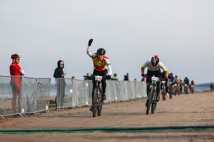 Velobraucēji Jūrmalā krāšņi noslēdz kalnu riteņbraukšanas sezonu. Foto: Lauris Galsons, Rihards Rudzis, Madara Ermansone Velobraucēji Jūrmalā krāšņi noslēdz kalnu riteņbraukšanas sezonu. Foto: Lauris Galsons, Rihards Rudzis, Madara Ermansone 234516