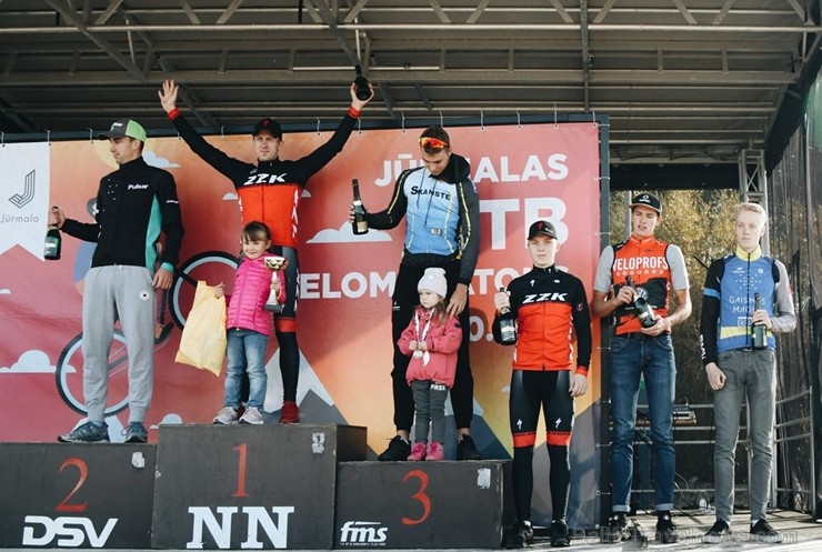 Velobraucēji Jūrmalā krāšņi noslēdz kalnu riteņbraukšanas sezonu. Foto: Lauris Galsons, Rihards Rudzis, Madara Ermansone Velobraucēji Jūrmalā krāšņi noslēdz kalnu riteņbraukšanas sezonu. Foto: Lauris Galsons, Rihards Rudzis, Madara Ermansone 234519