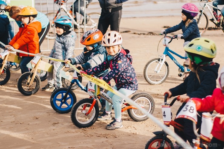 Velobraucēji Jūrmalā krāšņi noslēdz kalnu riteņbraukšanas sezonu. Foto: Lauris Galsons, Rihards Rudzis, Madara Ermansone Velobraucēji Jūrmalā krāšņi noslēdz kalnu riteņbraukšanas sezonu. Foto: Lauris Galsons, Rihards Rudzis, Madara Ermansone 234522