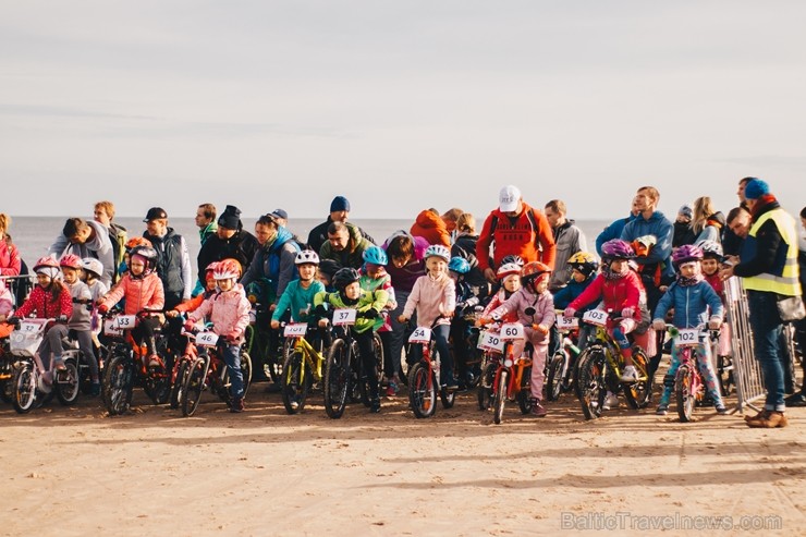 Velobraucēji Jūrmalā krāšņi noslēdz kalnu riteņbraukšanas sezonu. Foto: Lauris Galsons, Rihards Rudzis, Madara Ermansone Velobraucēji Jūrmalā krāšņi noslēdz kalnu riteņbraukšanas sezonu. Foto: Lauris Galsons, Rihards Rudzis, Madara Ermansone 234527