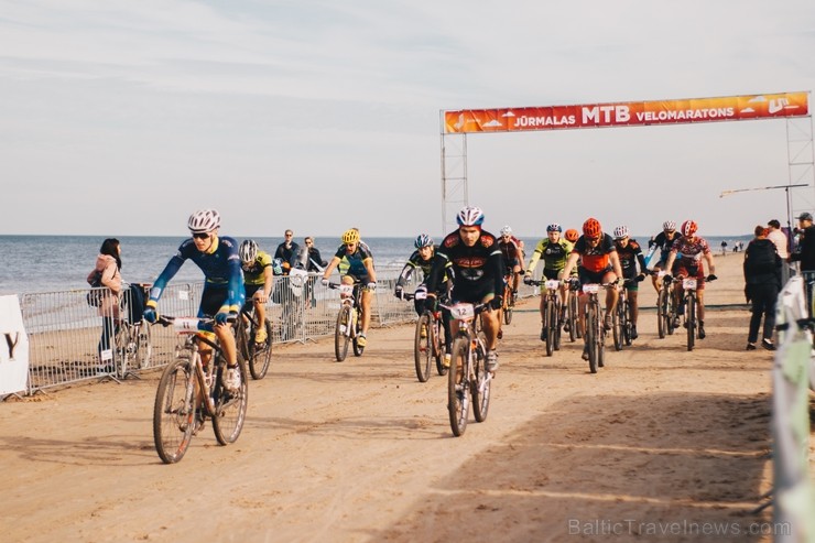 Velobraucēji Jūrmalā krāšņi noslēdz kalnu riteņbraukšanas sezonu. Foto: Lauris Galsons, Rihards Rudzis, Madara Ermansone Velobraucēji Jūrmalā krāšņi noslēdz kalnu riteņbraukšanas sezonu. Foto: Lauris Galsons, Rihards Rudzis, Madara Ermansone 234529