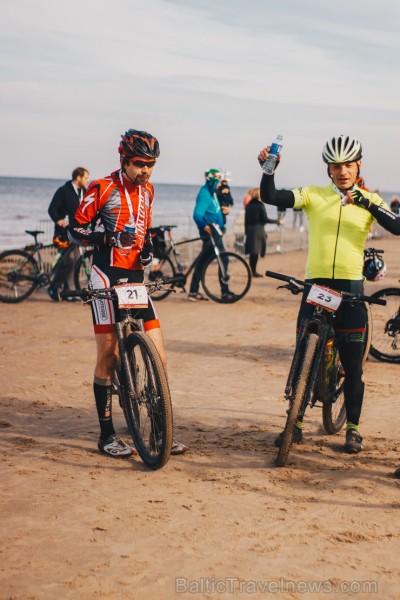 Velobraucēji Jūrmalā krāšņi noslēdz kalnu riteņbraukšanas sezonu. Foto: Lauris Galsons, Rihards Rudzis, Madara Ermansone Velobraucēji Jūrmalā krāšņi noslēdz kalnu riteņbraukšanas sezonu. Foto: Lauris Galsons, Rihards Rudzis, Madara Ermansone 234530
