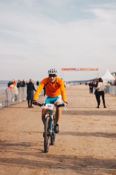 Velobraucēji Jūrmalā krāšņi noslēdz kalnu riteņbraukšanas sezonu. Foto: Lauris Galsons, Rihards Rudzis, Madara Ermansone Velobraucēji Jūrmalā krāšņi noslēdz kalnu riteņbraukšanas sezonu. Foto: Lauris Galsons, Rihards Rudzis, Madara Ermansone 234531