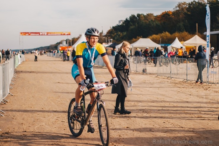 Velobraucēji Jūrmalā krāšņi noslēdz kalnu riteņbraukšanas sezonu. Foto: Lauris Galsons, Rihards Rudzis, Madara Ermansone Velobraucēji Jūrmalā krāšņi noslēdz kalnu riteņbraukšanas sezonu. Foto: Lauris Galsons, Rihards Rudzis, Madara Ermansone 234532