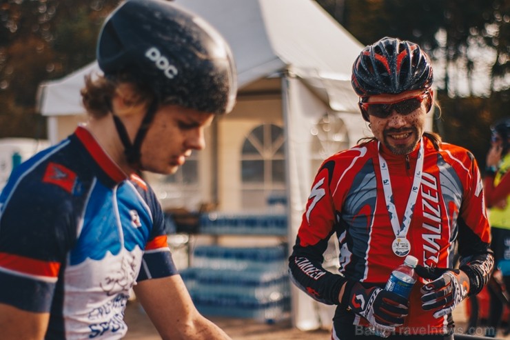 Velobraucēji Jūrmalā krāšņi noslēdz kalnu riteņbraukšanas sezonu. Foto: Lauris Galsons, Rihards Rudzis, Madara Ermansone Velobraucēji Jūrmalā krāšņi noslēdz kalnu riteņbraukšanas sezonu. Foto: Lauris Galsons, Rihards Rudzis, Madara Ermansone 234533