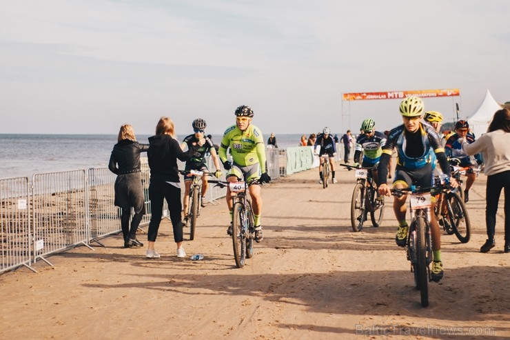 Velobraucēji Jūrmalā krāšņi noslēdz kalnu riteņbraukšanas sezonu. Foto: Lauris Galsons, Rihards Rudzis, Madara Ermansone Velobraucēji Jūrmalā krāšņi noslēdz kalnu riteņbraukšanas sezonu. Foto: Lauris Galsons, Rihards Rudzis, Madara Ermansone 234535