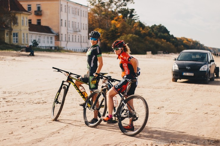 Velobraucēji Jūrmalā krāšņi noslēdz kalnu riteņbraukšanas sezonu. Foto: Lauris Galsons, Rihards Rudzis, Madara Ermansone Velobraucēji Jūrmalā krāšņi noslēdz kalnu riteņbraukšanas sezonu. Foto: Lauris Galsons, Rihards Rudzis, Madara Ermansone 234536