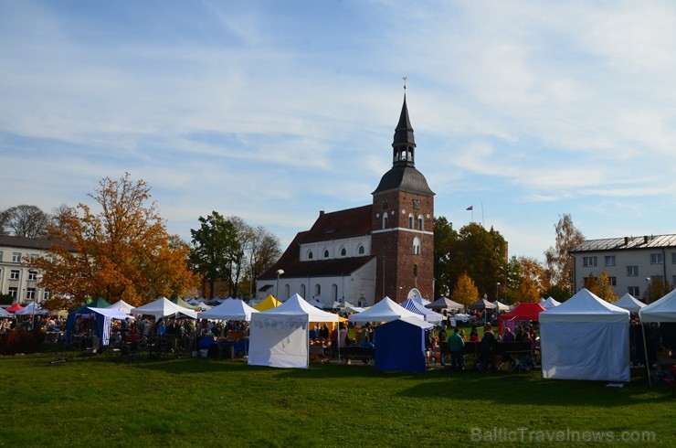 Katra oktobra otrajā sestdienā Valmieras rātslaukumā pilsētas viesi tiek aicināti uz pamatīgu andeli tradicionālajā Simjūda gadatirgū, kas vēsturiski Katra oktobra otrajā sestdienā Valmieras rātslaukumā pilsētas viesi tiek aicināti uz pamatīgu andeli tradicionālajā Simjūda gadatirgū, kas vēsturiski 235175