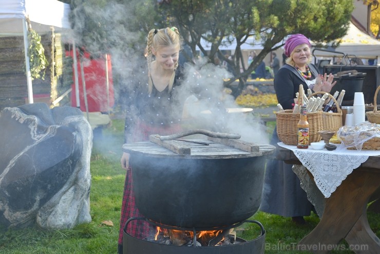Katra oktobra otrajā sestdienā Valmieras rātslaukumā pilsētas viesi tiek aicināti uz pamatīgu andeli tradicionālajā Simjūda gadatirgū, kas vēsturiski  235185