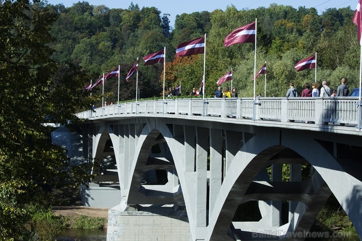 Latvijas un ārvalstu iedzīvotāju ķert zelta lapu mirkļus, atspoguļojot brīnišķīgi krāšņo rudeni. Foto no Siguldas novada pašvaldības vizuālo materiālu 235231