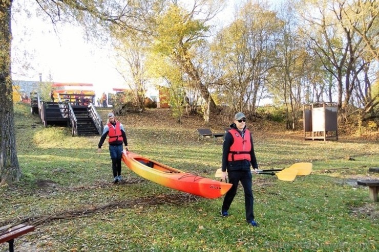Rudenīgs laivu brauciens pa Sauso Daugavu pulcē plašu drosminieku pulku 235500