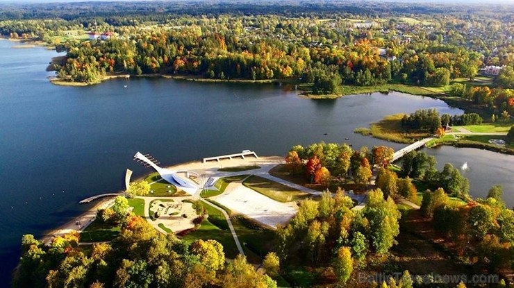 Senatnīgajā Ziemeļvidzemes pilsētā Alūksnē un tās apkārtnē valda zelta rudens. Foto: A. Grīvnieks Senatnīgajā Ziemeļvidzemes pilsētā Alūksnē un tās apkārtnē valda zelta rudens. Foto: A. Grīvnieks 235793
