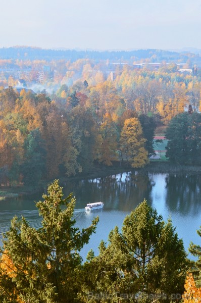 Senatnīgajā Ziemeļvidzemes pilsētā Alūksnē un tās apkārtnē valda zelta rudens. Foto: Aivija Gritāne Senatnīgajā Ziemeļvidzemes pilsētā Alūksnē un tās apkārtnē valda zelta rudens. Foto: Aivija Gritāne 235796