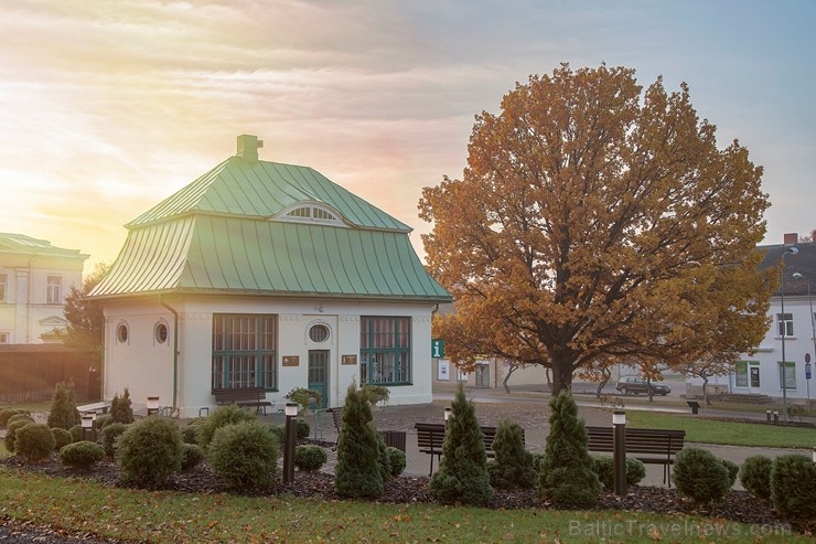 Senatnīgajā Ziemeļvidzemes pilsētā Alūksnē un tās apkārtnē valda zelta rudens. Foto: Igors Metums Senatnīgajā Ziemeļvidzemes pilsētā Alūksnē un tās apkārtnē valda zelta rudens. Foto: Igors Metums 235805