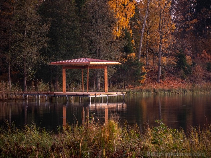 Senatnīgajā Ziemeļvidzemes pilsētā Alūksnē un tās apkārtnē valda zelta rudens. Foto: Linards Luiks Senatnīgajā Ziemeļvidzemes pilsētā Alūksnē un tās apkārtnē valda zelta rudens. Foto: Linards Luiks 235811