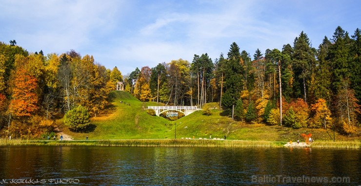 Senatnīgajā Ziemeļvidzemes pilsētā Alūksnē un tās apkārtnē valda zelta rudens. Foto: Normunds Kaukis Senatnīgajā Ziemeļvidzemes pilsētā Alūksnē un tās apkārtnē valda zelta rudens. Foto: Normunds Kaukis 235824