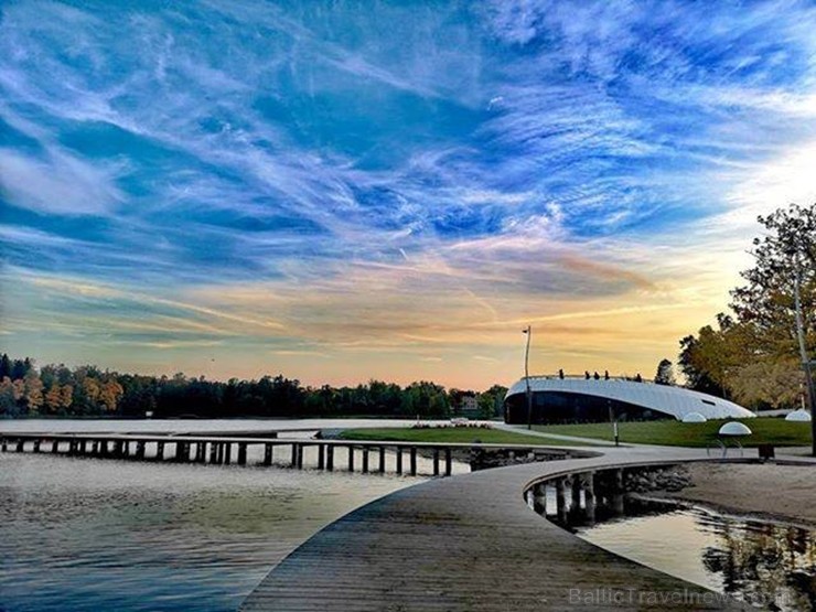 Senatnīgajā Ziemeļvidzemes pilsētā Alūksnē un tās apkārtnē valda zelta rudens. Foto: Vija Zvejniece Senatnīgajā Ziemeļvidzemes pilsētā Alūksnē un tās apkārtnē valda zelta rudens. Foto: Vija Zvejniece 235835