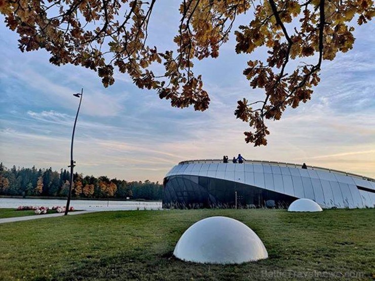 Senatnīgajā Ziemeļvidzemes pilsētā Alūksnē un tās apkārtnē valda zelta rudens. Foto: Vija Zvejniece Senatnīgajā Ziemeļvidzemes pilsētā Alūksnē un tās apkārtnē valda zelta rudens. Foto: Vija Zvejniece 235837