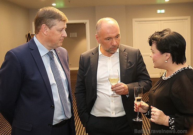 Viesnīca «Radisson Blu Daugava» piedāvā šarža izstādi «Draudzīgs pārspīlējums. ŠARŽS UN PERSONĪBA LATVIEŠU KULTŪRĀ» un «Peter Mertes» vīnus Viesnīca «Radisson Blu Daugava» piedāvā šarža izstādi «Draudzīgs pārspīlējums. ŠARŽS UN PERSONĪBA LATVIEŠU KULTŪRĀ» un «Peter Mertes» vīnus 236325