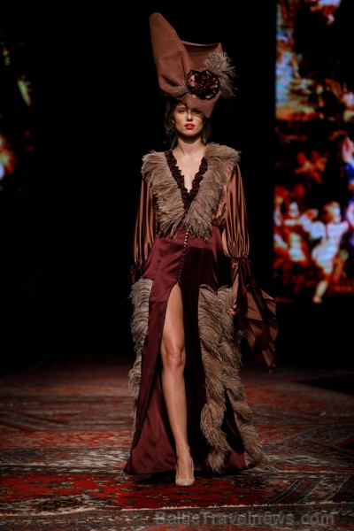 «Amoralle» kaislīgi un sievišķīgi demonstrē jauno kolekciju «Riga Fashion Week» modes skatē 236406