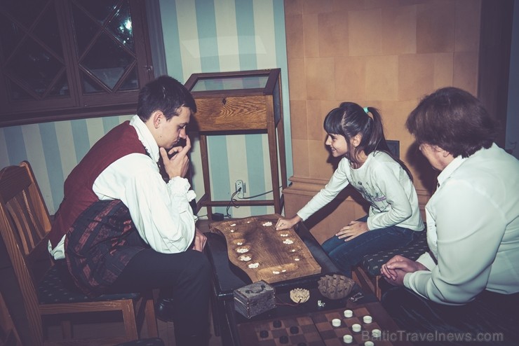 Leģendu nakts ietvaros ikviens baudīja iespēju iepazīt un izjust Cēsu pilsmuižas iemītnieku sadzīvi 18.-19. gadsimtā. Foto: Cēsu pils apmeklētāju cent Leģendu nakts ietvaros ikviens baudīja iespēju iepazīt un izjust Cēsu pilsmuižas iemītnieku sadzīvi 18.-19. gadsimtā. Foto: Cēsu pils apmeklētāju cent 236748