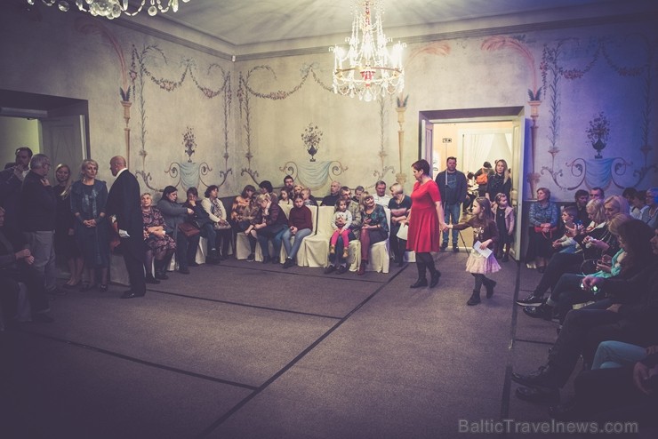 Leģendu nakts ietvaros ikviens baudīja iespēju iepazīt un izjust Cēsu pilsmuižas iemītnieku sadzīvi 18.-19. gadsimtā. Foto: Cēsu pils apmeklētāju cent Leģendu nakts ietvaros ikviens baudīja iespēju iepazīt un izjust Cēsu pilsmuižas iemītnieku sadzīvi 18.-19. gadsimtā. Foto: Cēsu pils apmeklētāju cent 236756