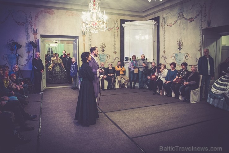Leģendu nakts ietvaros ikviens baudīja iespēju iepazīt un izjust Cēsu pilsmuižas iemītnieku sadzīvi 18.-19. gadsimtā. Foto: Cēsu pils apmeklētāju cent 236759